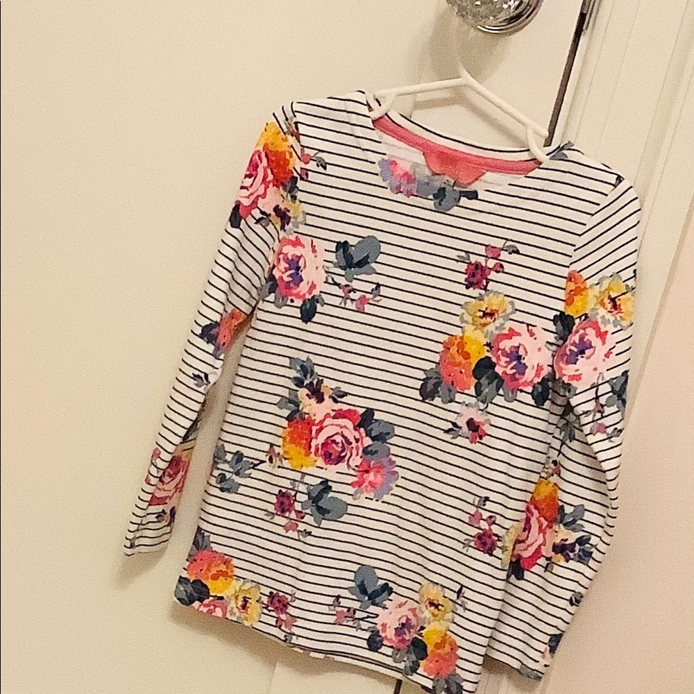 A long sleeve shirt with lots of flowers and roses